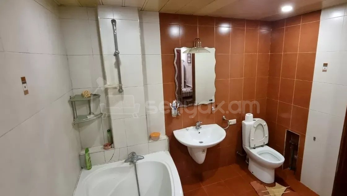 3 Սենյականոց Բնակարան Քարե Շենքում, 96քմ, 2/5 հարկ, Պետական Վիճակում