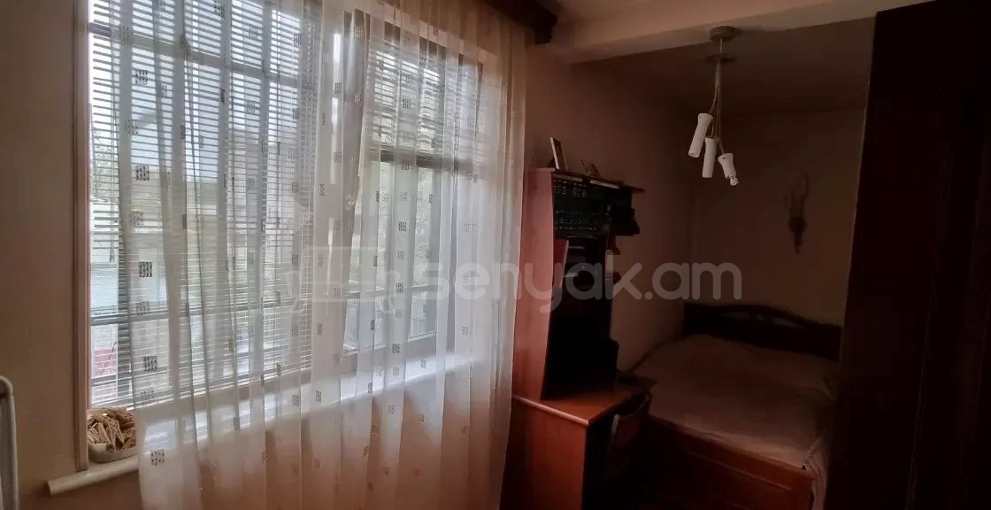 3 Սենյականոց Բնակարան Քարե Շենքում, 96քմ, 2/5 հարկ, Պետական Վիճակում