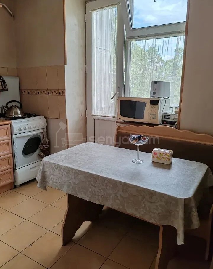 3 Սենյականոց Բնակարան Քարե Շենքում, 76քմ, 3/5 հարկ, Կապիտալ Վերանորոգված