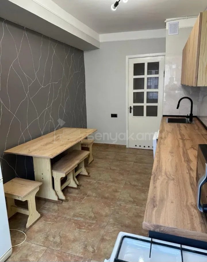 4 Սենյականոց Բնակարան Քարե Շենքում, 105քմ, 5/14 հարկ, Կապիտալ Վերանորոգված, Կահավորված