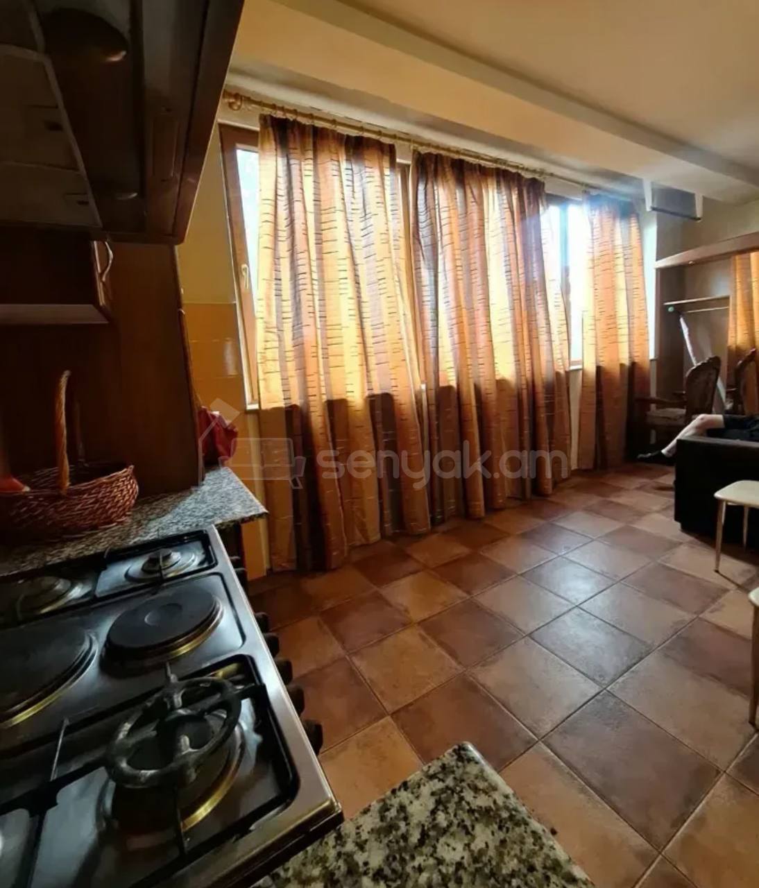 4 Սենյականոց Բնակարան Քարե Շենքում, 112քմ, 5/5 հարկ, Նորմալ Վիճակում, Կահավորված