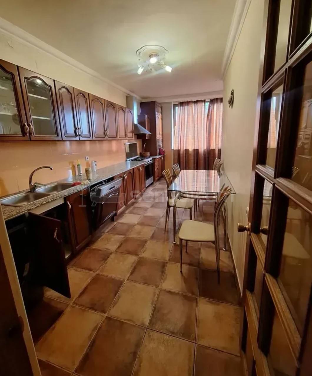4 Սենյականոց Բնակարան Քարե Շենքում, 112քմ, 5/5 հարկ, Նորմալ Վիճակում, Կահավորված