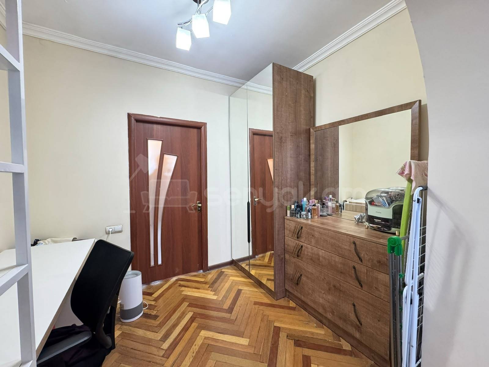 2 Սենյականոց Բնակարան Քարե Շենքում, 57քմ, 5/5 հարկ, Կապիտալ Վերանորոգված