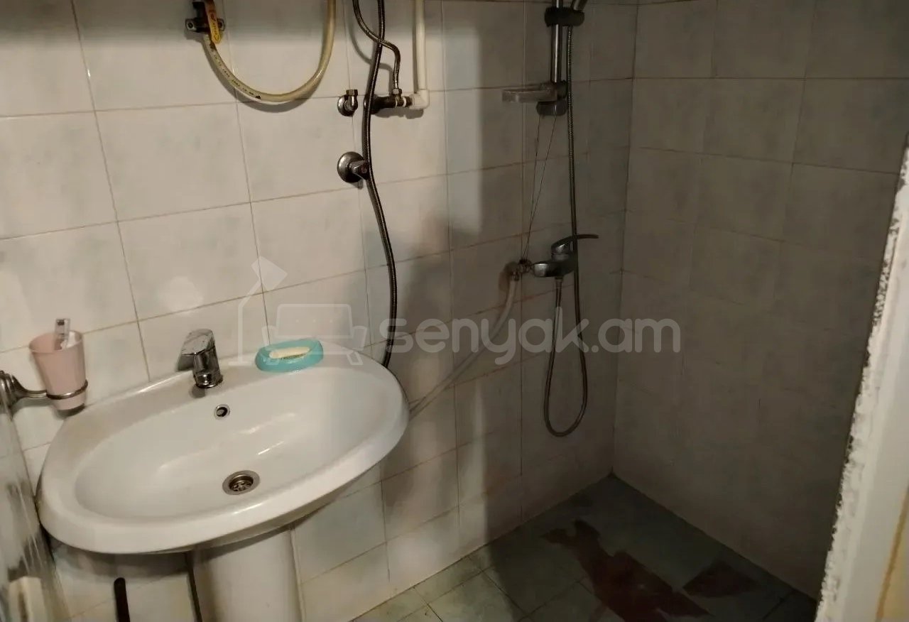 3 Սենյականոց Բնակարան Քարե Շենքում, 71քմ, 1/5 հարկ, Պետական Վիճակում
