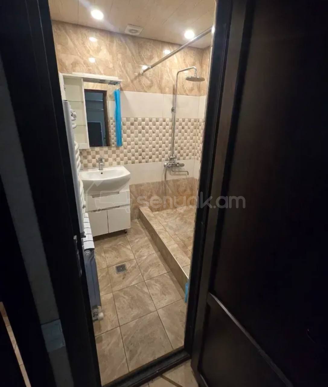 3 Սենյականոց Բնակարան Քարե Շենքում, 76քմ, 3/5 հարկ, Կապիտալ Վերանորոգված, Կահավորված