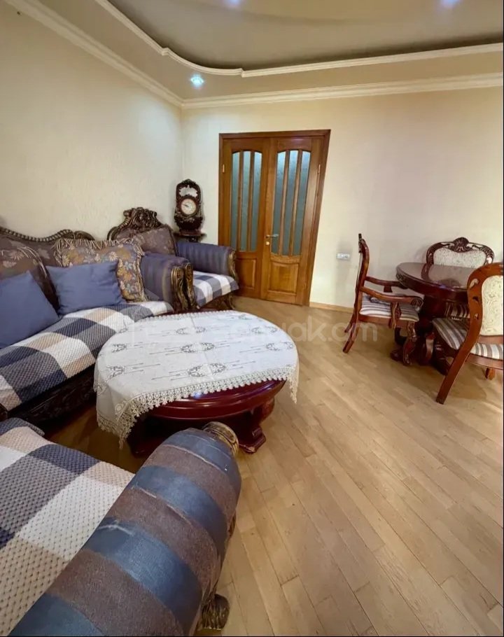 3 Սենյականոց Բնակարան Քարե Շենքում, 100քմ, 3/9 հարկ, Կապիտալ Վերանորոգված, Կահավորված