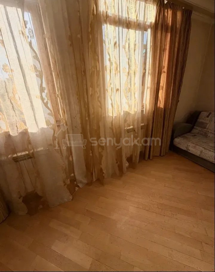 3 Սենյականոց Բնակարան Քարե Շենքում, 100քմ, 3/9 հարկ, Կապիտալ Վերանորոգված, Կահավորված