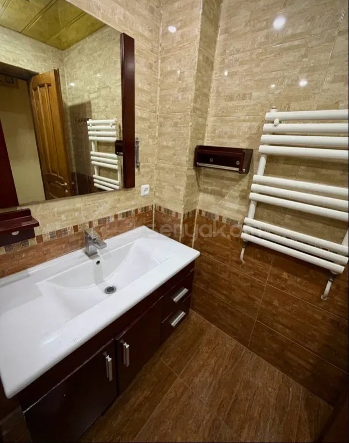 3 Սենյականոց Բնակարան Քարե Շենքում, 100քմ, 3/9 հարկ, Կապիտալ Վերանորոգված, Կահավորված