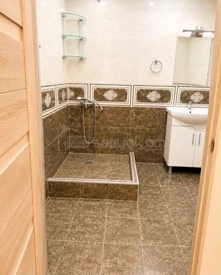 3 Սենյականոց Բնակարան Քարե Շենքում, 111քմ, 2/5 հարկ, Նորմալ Վիճակում