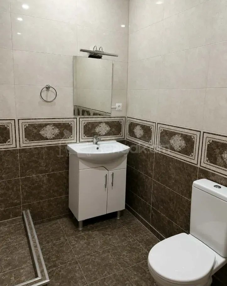 3 Սենյականոց Բնակարան Քարե Շենքում, 111քմ, 2/5 հարկ, Նորմալ Վիճակում