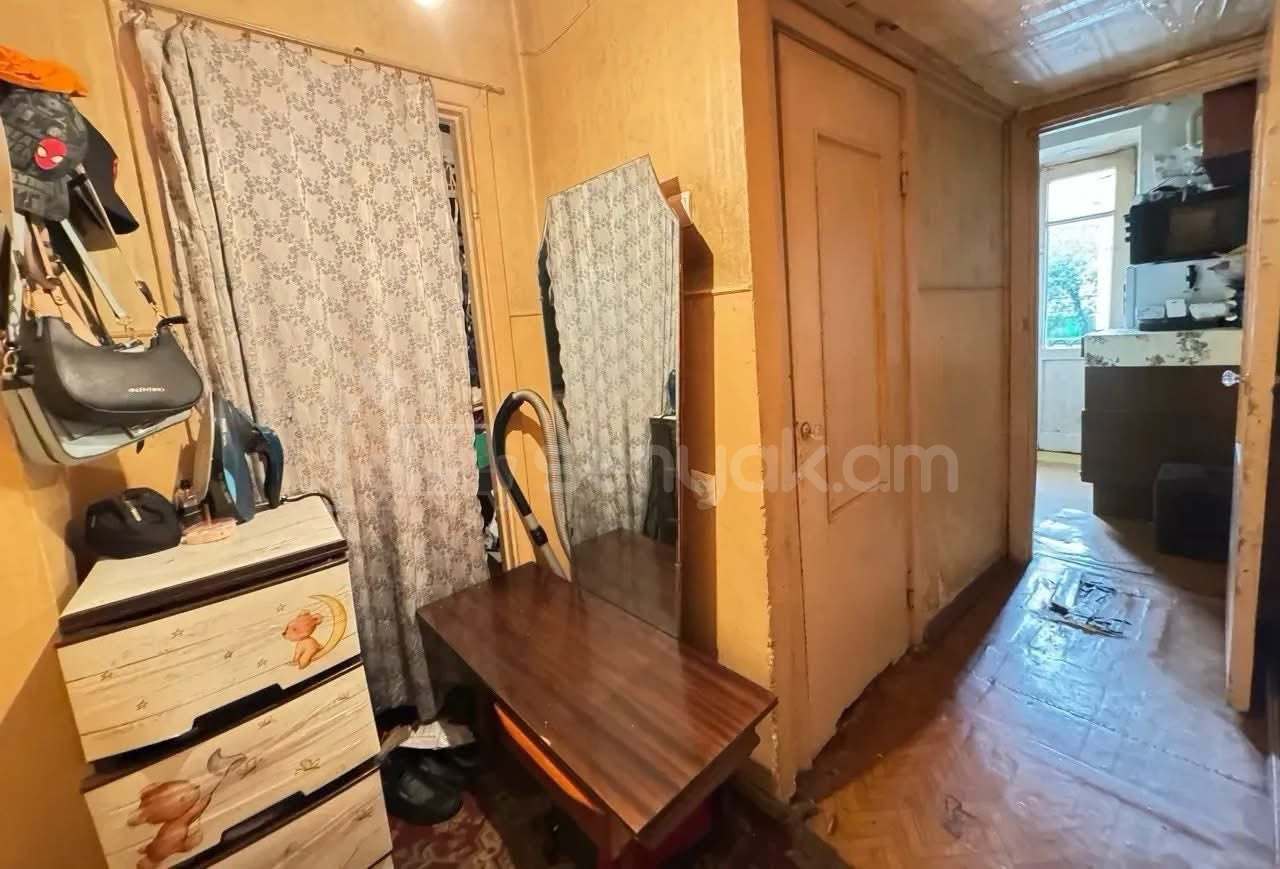 1 Սենյականոց Բնակարան Քարե Շենքում, 32քմ, 2/4 հարկ, Պետական Վիճակում