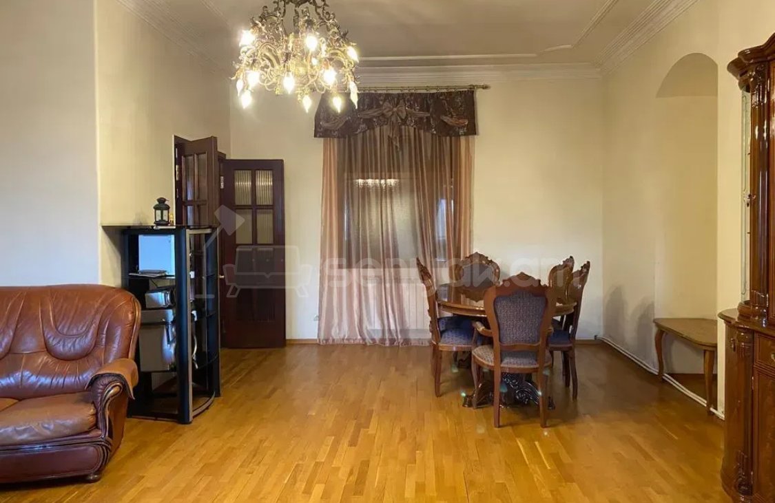 3 Սենյականոց Բնակարան Քարե Շենքում, 95քմ, 3/5 հարկ, Կապիտալ Վերանորոգված, Կահավորված