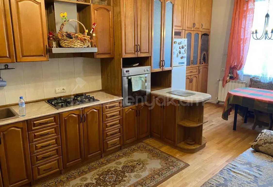 3 Սենյականոց Բնակարան Քարե Շենքում, 95քմ, 3/5 հարկ, Կապիտալ Վերանորոգված, Կահավորված