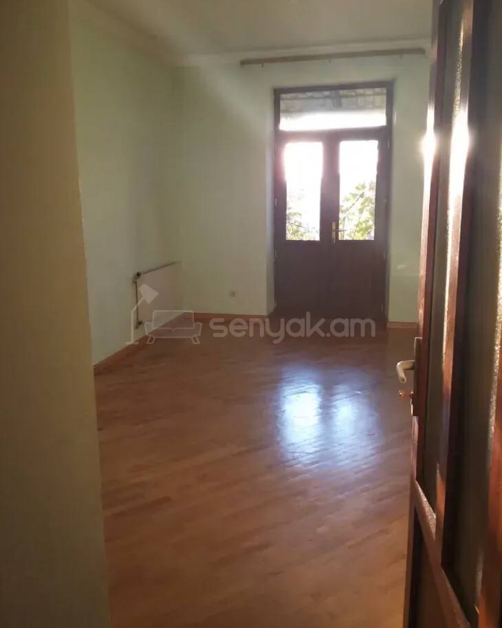 3 Սենյականոց Բնակարան Քարե Շենքում, 92քմ, 3/5 հարկ, Կոսմետիկ Վերանորոգված, Կահավորված