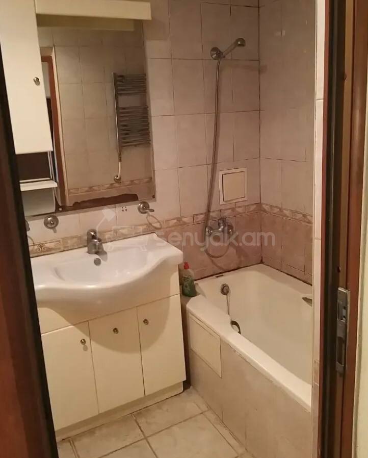 3 Սենյականոց Բնակարան Քարե Շենքում, 92քմ, 3/5 հարկ, Կոսմետիկ Վերանորոգված, Կահավորված