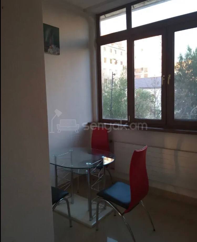3 Սենյականոց Բնակարան Քարե Շենքում, 92քմ, 3/5 հարկ, Կոսմետիկ Վերանորոգված, Կահավորված