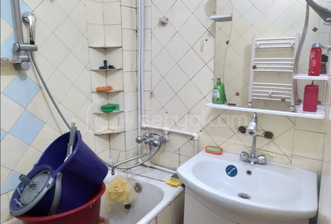 3 Սենյականոց Բնակարան Քարե Շենքում, 92քմ, 5/5 հարկ, Պետական Վիճակում