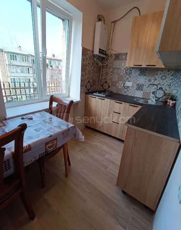 2 Սենյականոց Բնակարան Քարե Շենքում, 50քմ, 3/5 հարկ, Կապիտալ Վերանորոգված, Կահավորված