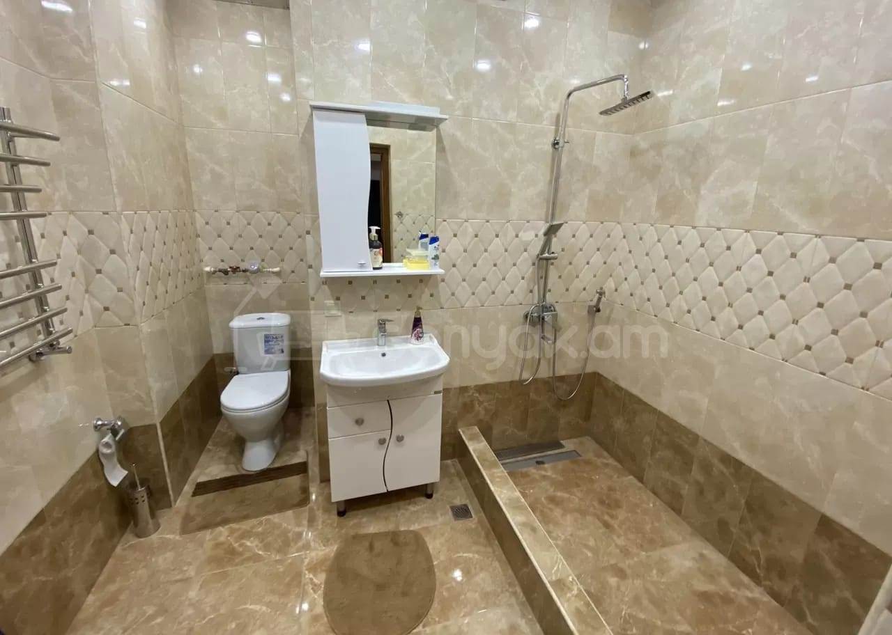 3 Սենյականոց Բնակարան Քարե Շենքում, 80քմ, 2/5 հարկ, Կապիտալ Վերանորոգված