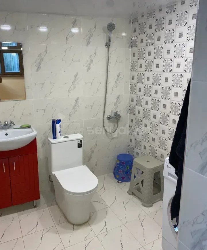 1 Սենյականոց Բնակարան Քարե Շենքում, 25քմ, 2/5 հարկ, Նորմալ Վիճակում, Կահավորված, Արևկող