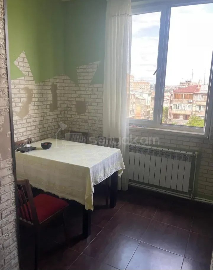 3 Սենյականոց Բնակարան Քարե Շենքում, 70քմ, 5/5 հարկ, Կապիտալ Վերանորոգված, Կահավորված