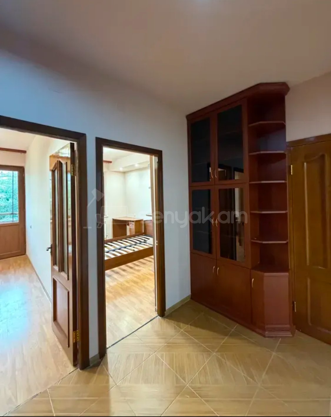 3 Սենյականոց Բնակարան Քարե Շենքում, 100քմ, 2/5 հարկ, Կապիտալ Վերանորոգված, Կահավորված