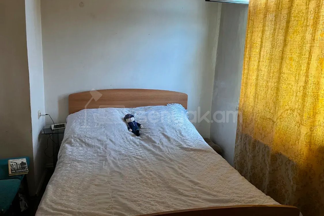 3 Սենյականոց Բնակարան Քարե Շենքում, 55քմ, 5/5 հարկ, Նորմալ Վիճակում