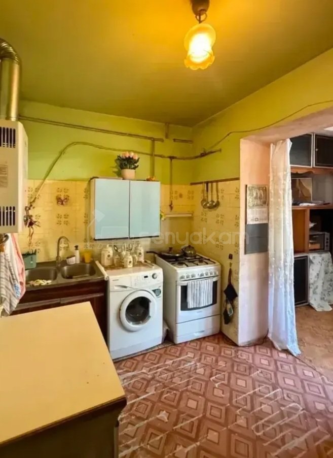 3 Սենյականոց Բնակարան Քարե Շենքում, 95քմ, 1/5 հարկ, Պետական Վիճակում