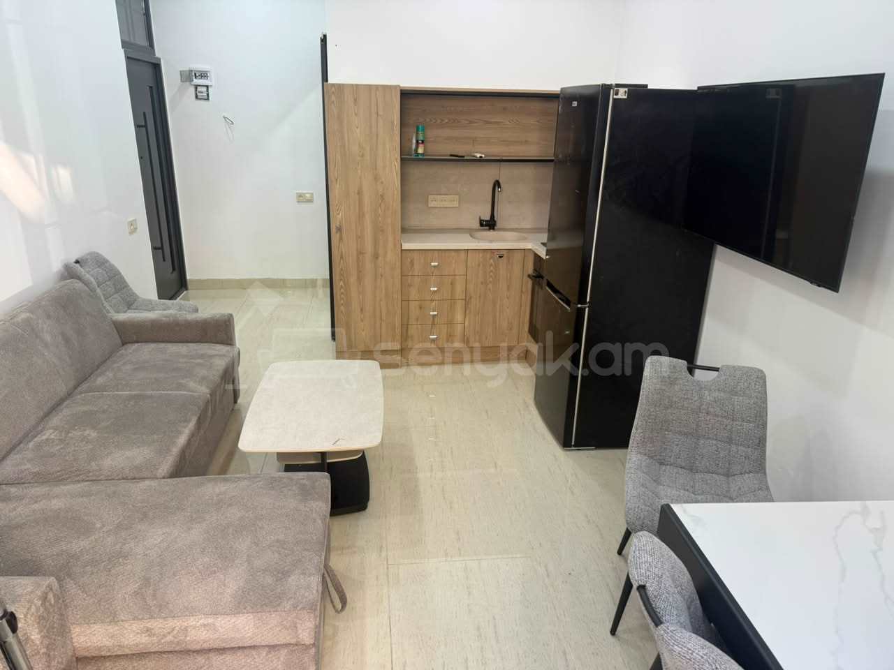 1 Սենյականոց Բնակարան Քարե Շենքում, 40քմ, 1/3 հարկ, Դիզայներական Վերանորոգված, Կահավորված