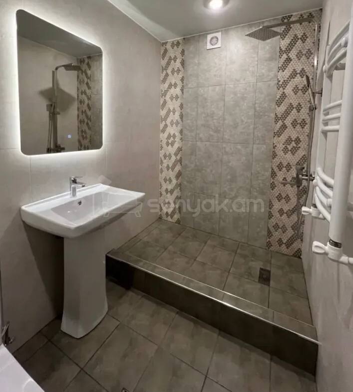2 Սենյականոց Բնակարան Քարե Շենքում, 48քմ, 5/5 հարկ, Կապիտալ Վերանորոգված