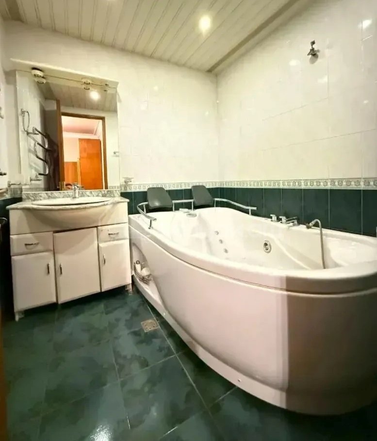 4 Սենյականոց Բնակարան Քարե Շենքում, 92քմ, 1/7 հարկ, Նորմալ Վիճակում