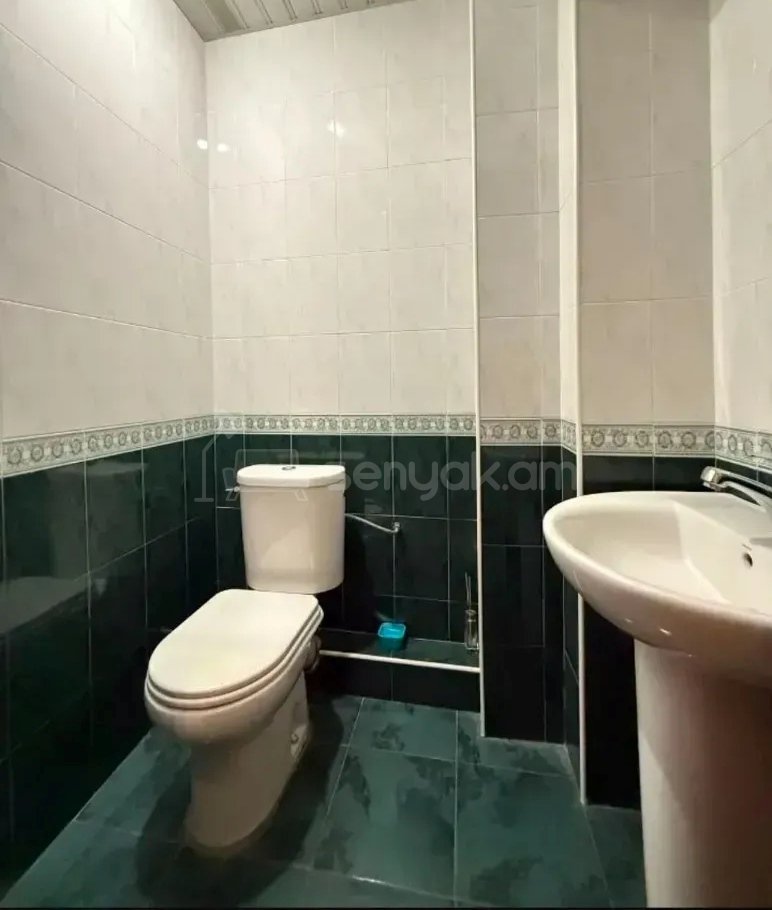 4 Սենյականոց Բնակարան Քարե Շենքում, 92քմ, 1/7 հարկ, Նորմալ Վիճակում
