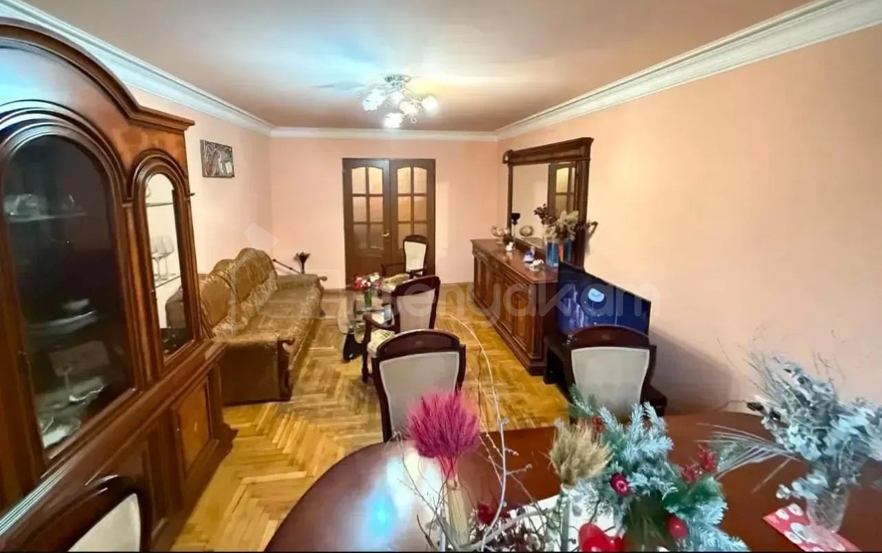 4 Սենյականոց Բնակարան Քարե Շենքում, 92քմ, 1/7 հարկ, Նորմալ Վիճակում