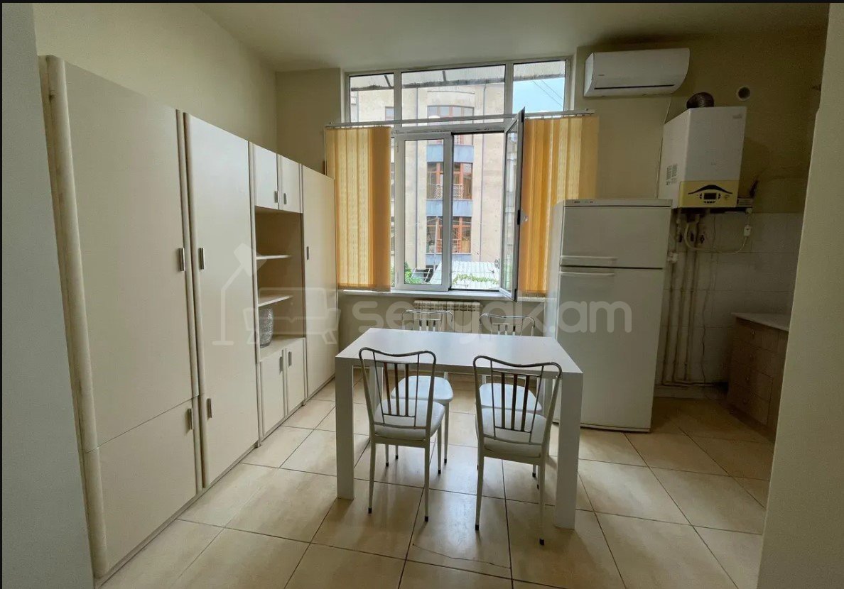 3 Սենյականոց Բնակարան Քարե Շենքում, 70քմ, 2/5 հարկ, Կապիտալ Վերանորոգված, Կահավորված