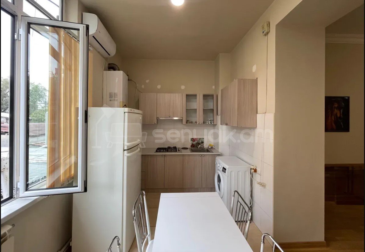 3 Սենյականոց Բնակարան Քարե Շենքում, 70քմ, 2/5 հարկ, Կապիտալ Վերանորոգված, Կահավորված