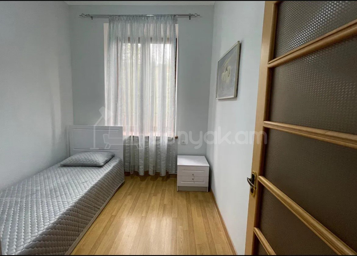 3 Սենյականոց Բնակարան Քարե Շենքում, 70քմ, 2/5 հարկ, Կապիտալ Վերանորոգված, Կահավորված