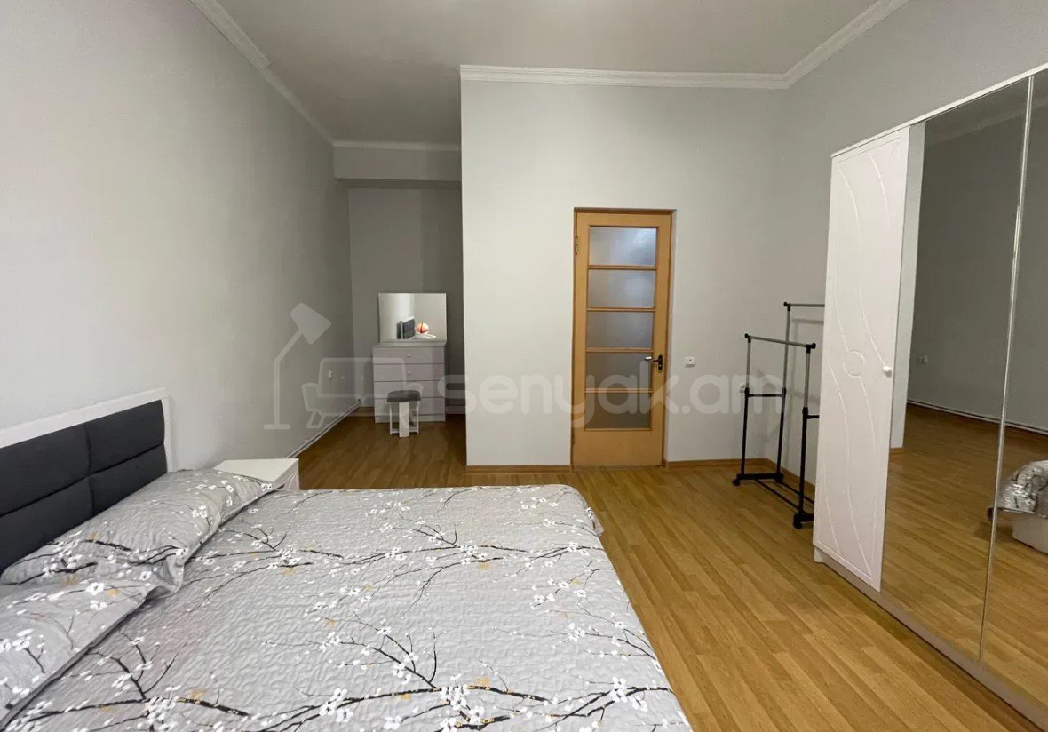 3 Սենյականոց Բնակարան Քարե Շենքում, 70քմ, 2/5 հարկ, Կապիտալ Վերանորոգված, Կահավորված