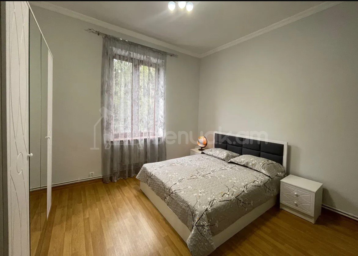 3 Սենյականոց Բնակարան Քարե Շենքում, 70քմ, 2/5 հարկ, Կապիտալ Վերանորոգված, Կահավորված