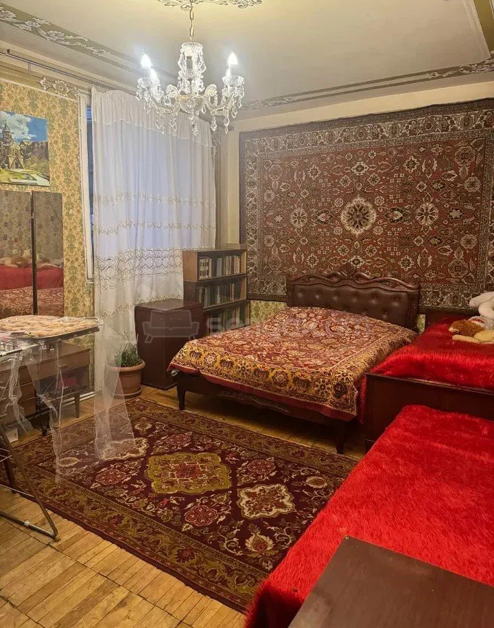 4 Սենյականոց Բնակարան Քարե Շենքում, 100քմ, 3/5 հարկ, Նորմալ Վիճակում