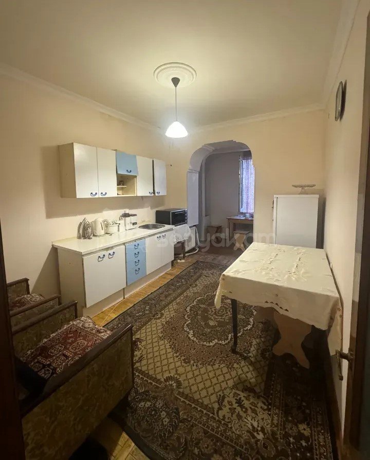 4 Սենյականոց Բնակարան Քարե Շենքում, 100քմ, 3/5 հարկ, Նորմալ Վիճակում