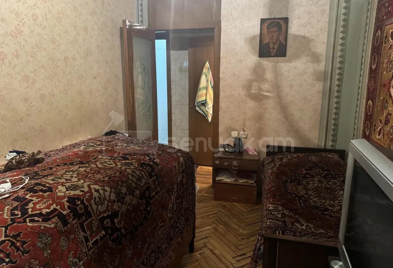 4 Սենյականոց Բնակարան Քարե Շենքում, 100քմ, 3/5 հարկ, Նորմալ Վիճակում
