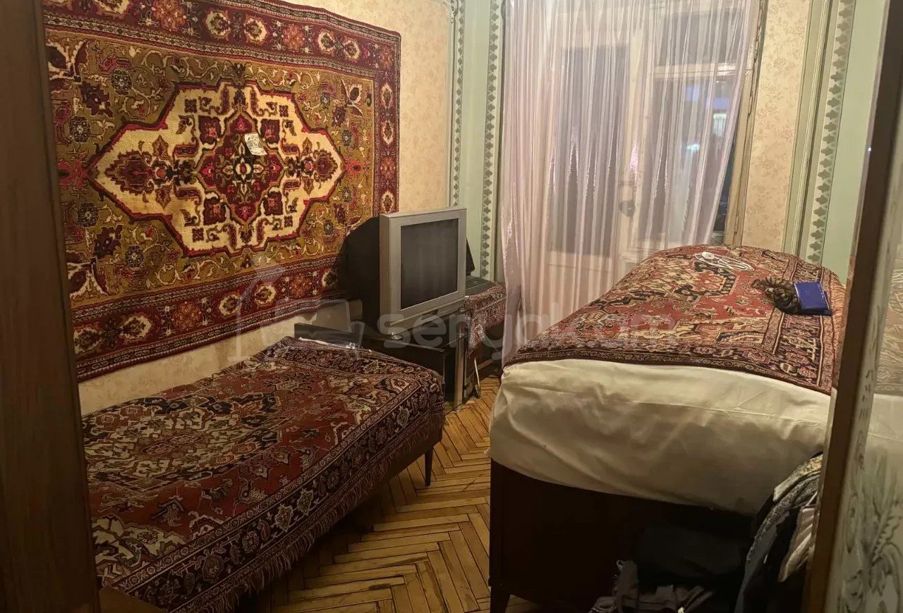 4 Սենյականոց Բնակարան Քարե Շենքում, 100քմ, 3/5 հարկ, Նորմալ Վիճակում