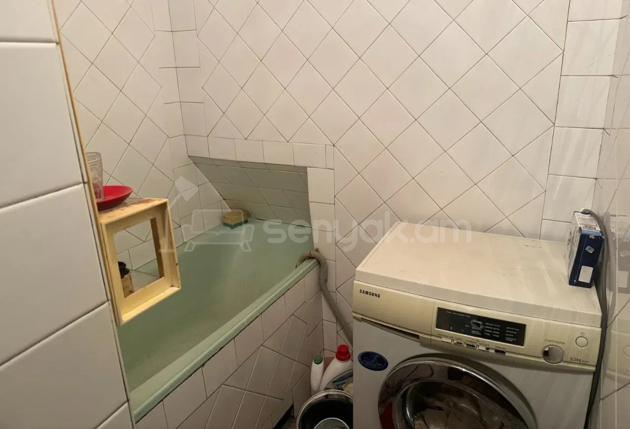 4 Սենյականոց Բնակարան Քարե Շենքում, 100քմ, 3/5 հարկ, Նորմալ Վիճակում