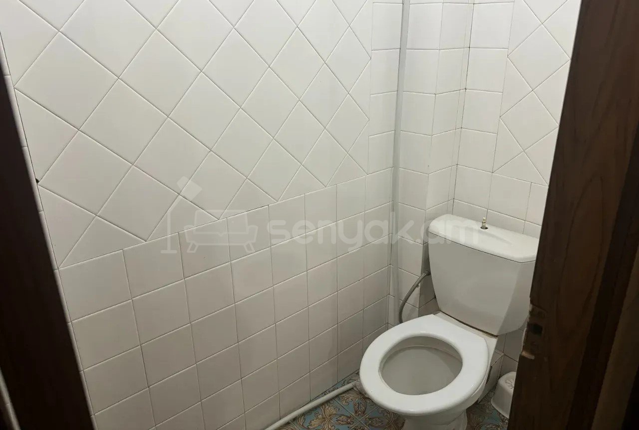 4 Սենյականոց Բնակարան Քարե Շենքում, 100քմ, 3/5 հարկ, Նորմալ Վիճակում