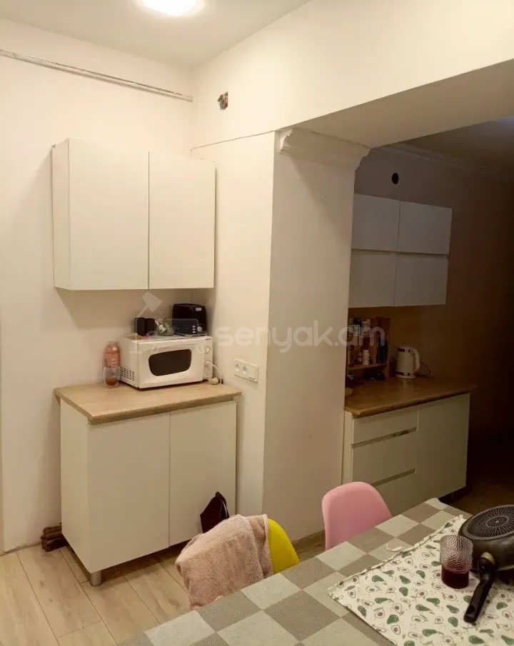 3 Սենյականոց Բնակարան Քարե Շենքում, 72քմ, 4/4 հարկ, Կապիտալ Վերանորոգված