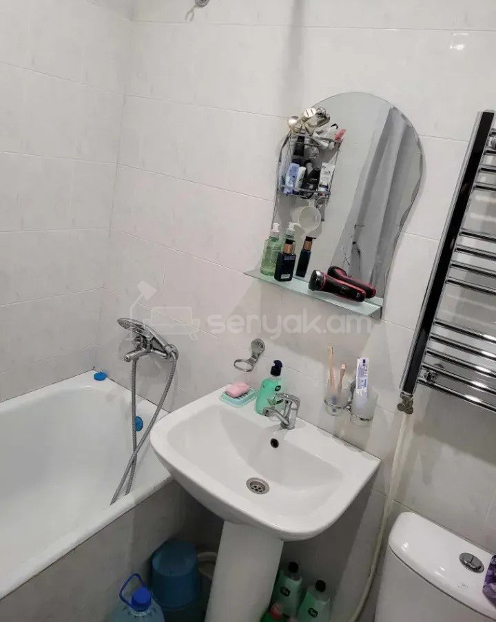 2 Սենյականոց Բնակարան Քարե Շենքում, 45քմ, 5/5 հարկ, Կապիտալ Վերանորոգված