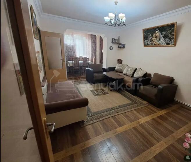 4 Սենյականոց Բնակարան Քարե Շենքում, 83քմ, 3/5 հարկ, Նորմալ Վիճակում