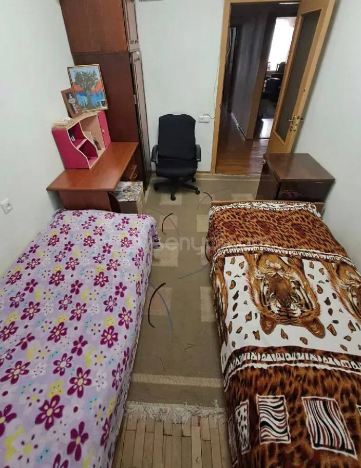4 Սենյականոց Բնակարան Քարե Շենքում, 83քմ, 3/5 հարկ, Նորմալ Վիճակում