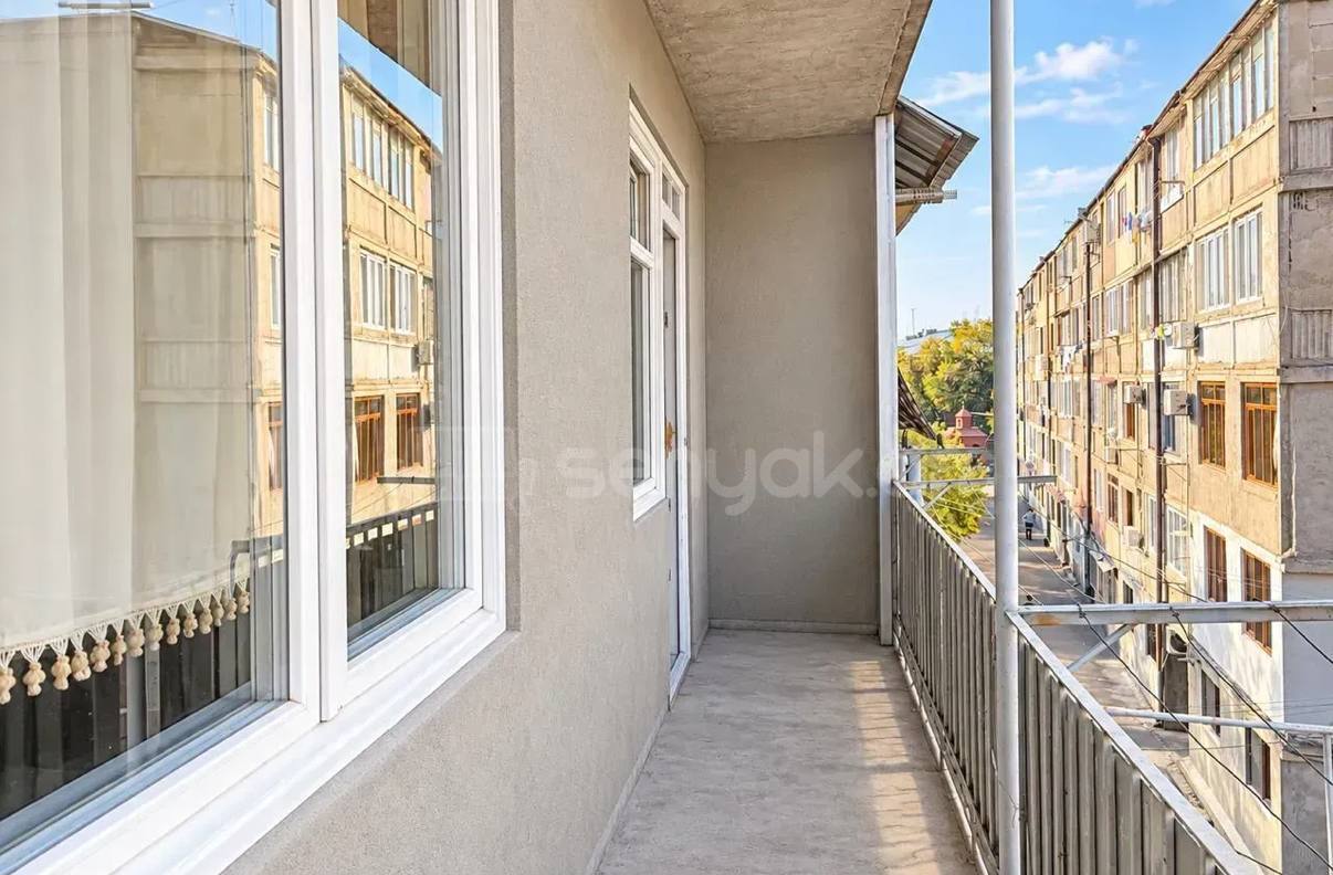 4 Սենյականոց Բնակարան Քարե Շենքում, 100քմ, 3/5 հարկ, Նորմալ Վիճակում