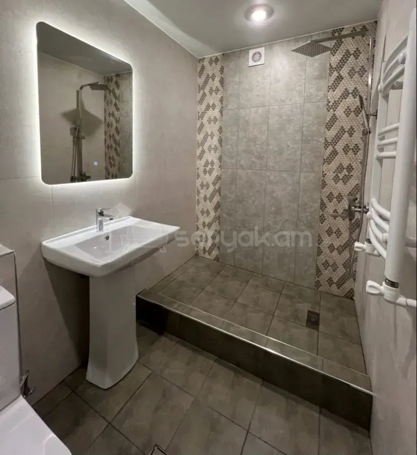 2 Սենյականոց Բնակարան Քարե Շենքում, 48քմ, 5/5 հարկ, Կապիտալ Վերանորոգված
